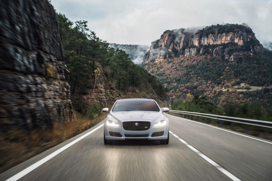  Jaguar XJR 2015 года  (фото 3 из 16)